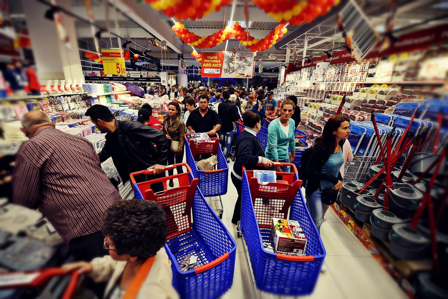 While market. Супермаркеты в Греции. Румынский супермаркет. Supermarket. Людный магазин.